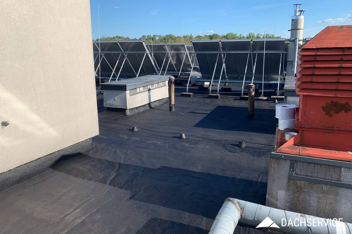 Renowacja papy na dachu z solarami